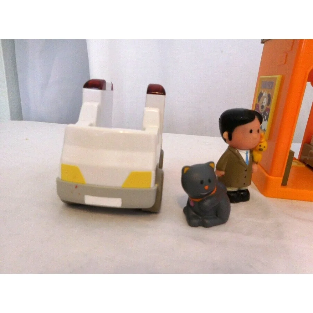Step 2 Main Street Village Town Little People Pet Vet Clinic w Nurse Ambulance +